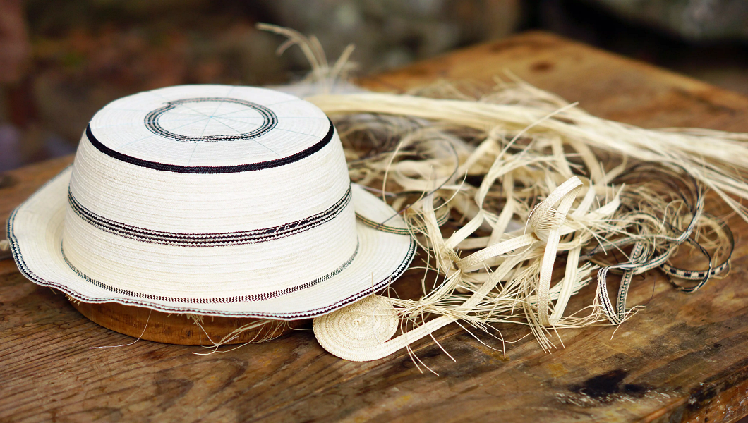 Artisanal processes and plant-fibre techniques for weaving the pinta'o hat